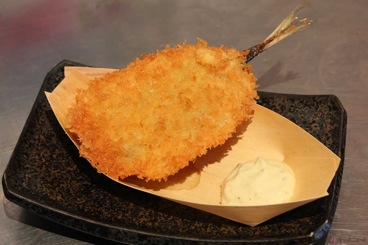 「鈴木水産 おはらい街場外市場」の「あじフライ」は、食べ歩き向きのスナック的アジフライ。脂が乗ったアジを揚げたてでいただける