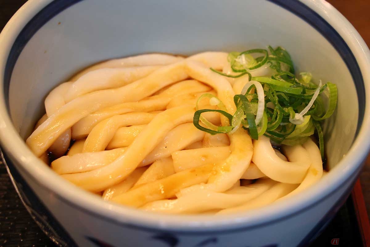 たまり醤油に柔らかくて太い麺が特徴の「伊勢うどん」