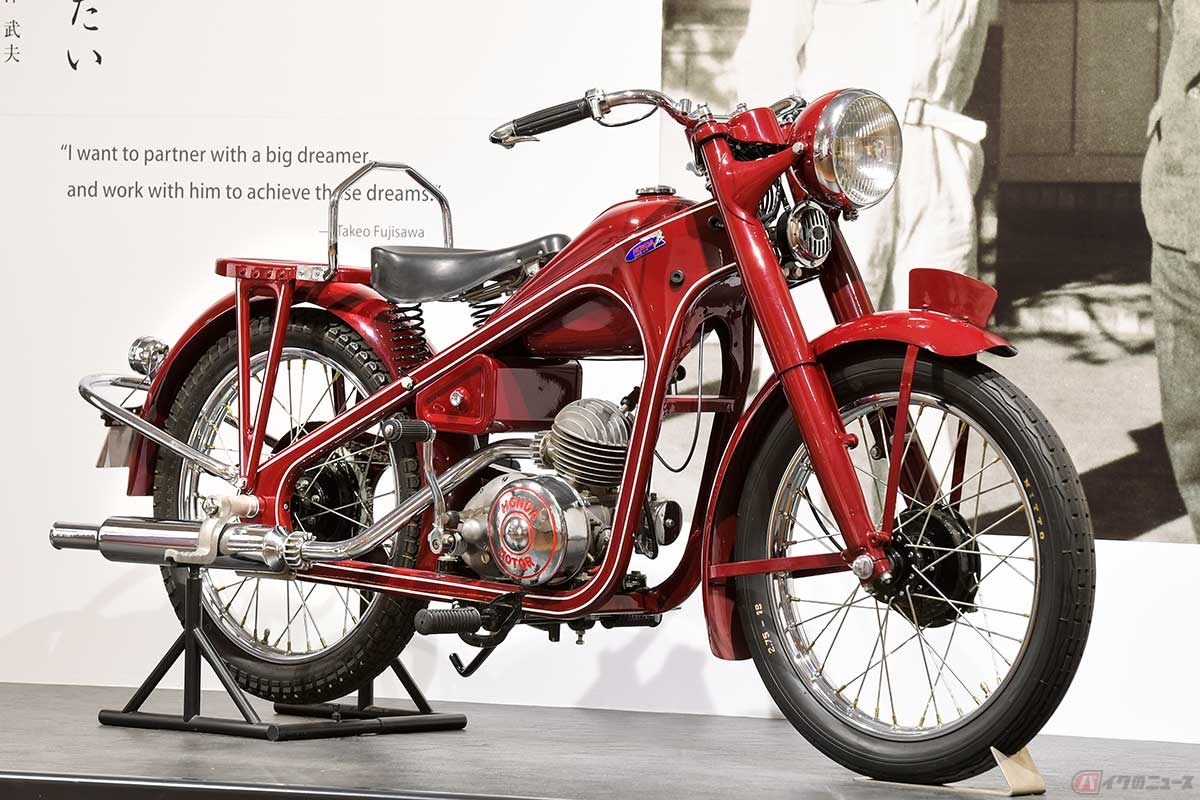ホンダ初の本格的バイクである「ドリームD型」（1949年型）。世界生産累計4億台（2019年12月）となる最初のモデル