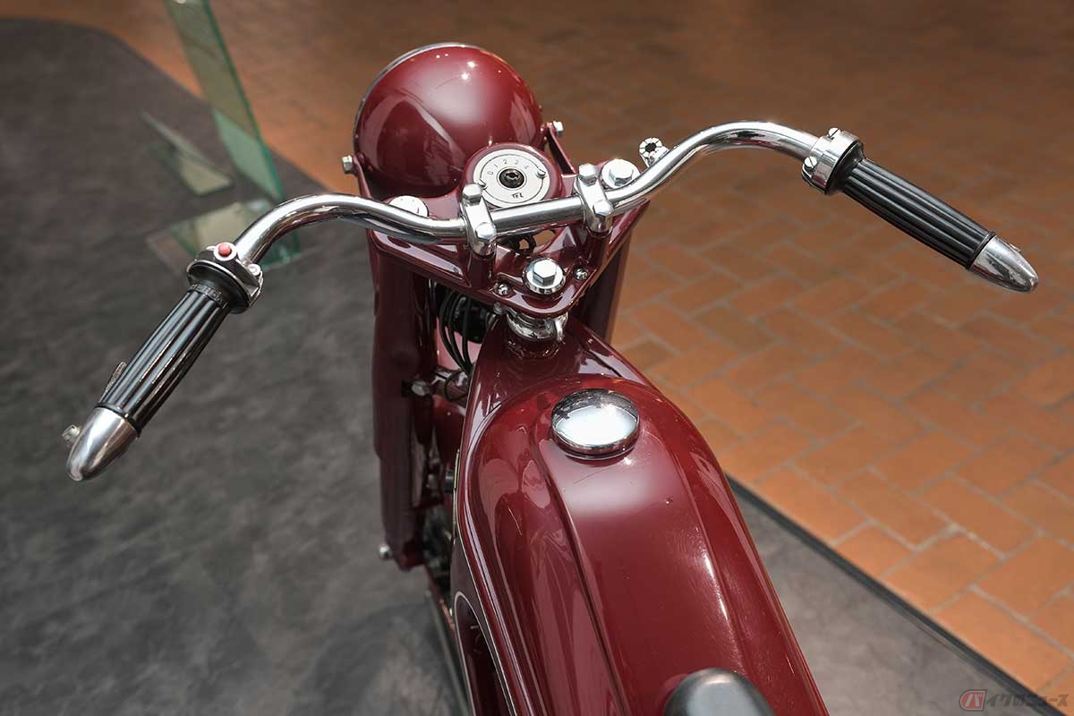 ハンドルまわりのケーブル類がなるべく外に出ないようにハンドル内を通す設計がお洒落