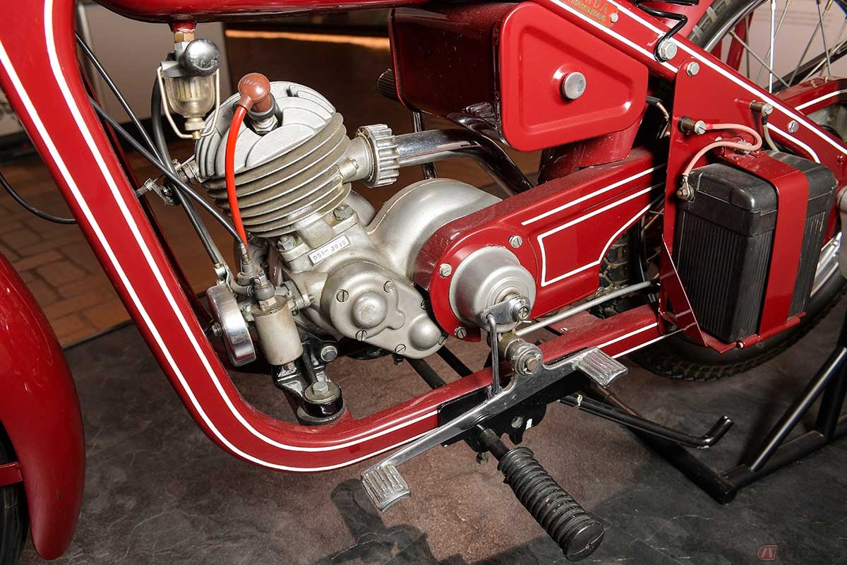 クラッチ操作無しの自動変速。シーソー型のシフトペダルの前を踏めばローギア、後ろ踏めば2速に変速する