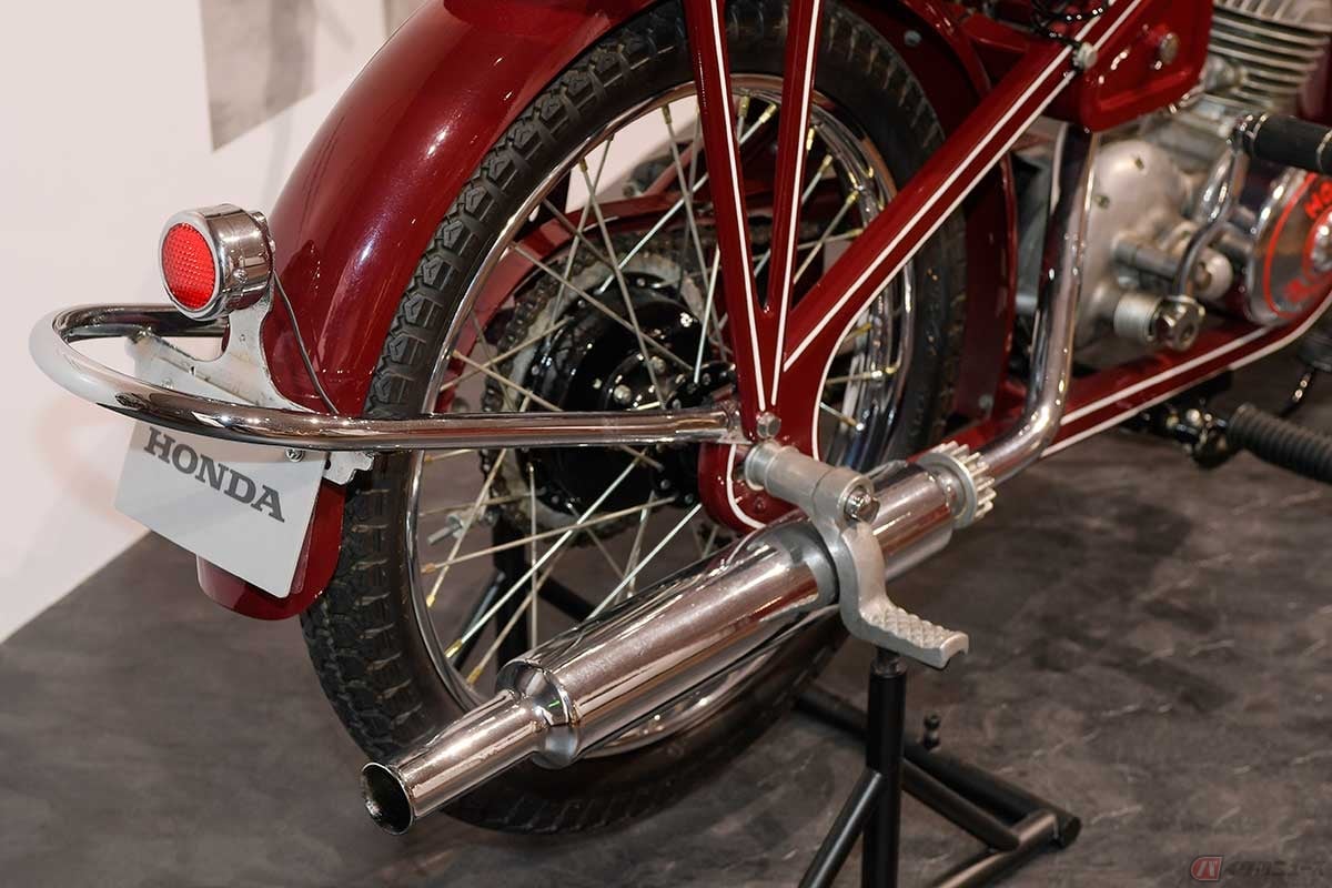 2ストロークエンジンだがチャンバーは無く、4ストロークエンジンのようなマフラーを採用している