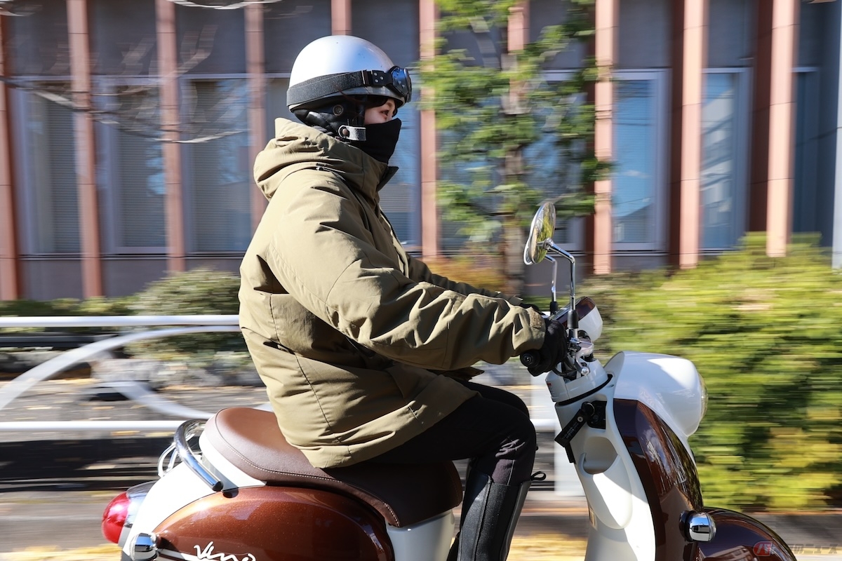 バイクの場合は風を浴びながら走るため、すき間の多い不織布のプリーツタイプのマスクよりも、顔にフィットする立体型のマスクのほうが花粉の侵入を大幅に防ぐことができる