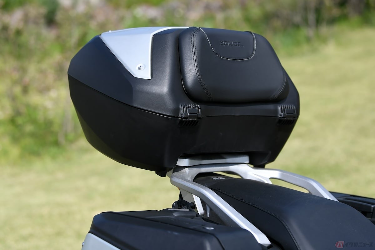リアボックスとは、バイクのリアキャリアまたはタンデムシートに取り付ける収納ボックスのこと