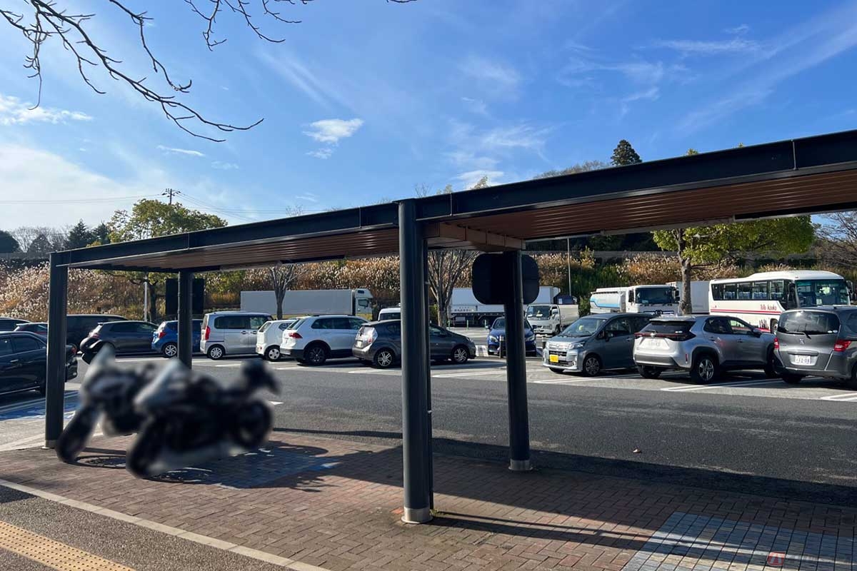 「酒々井PA」は上下線とも大きな施設で、2輪専用の駐車スペースもく、屋根も設置されている