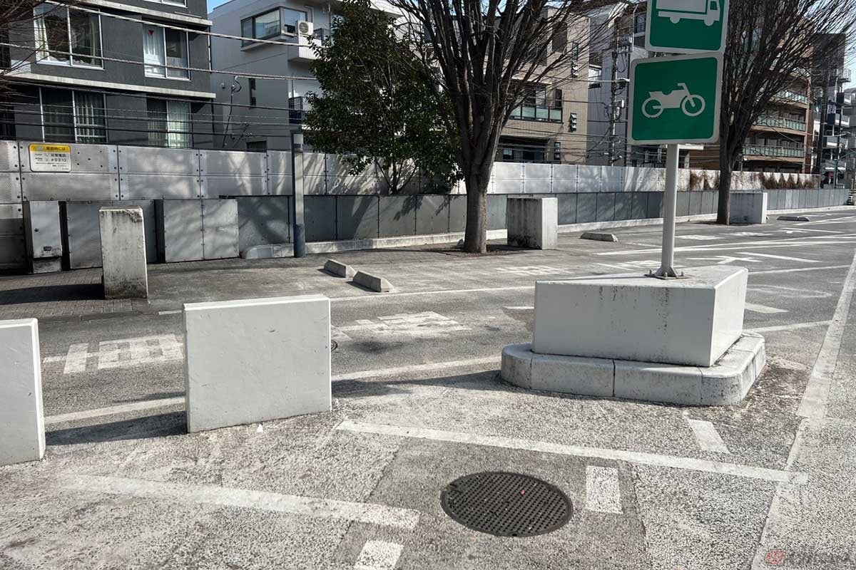 コンパクトなPA施設だが、屋根は無いものの2輪専用の駐車スペースもしっかり確保されている