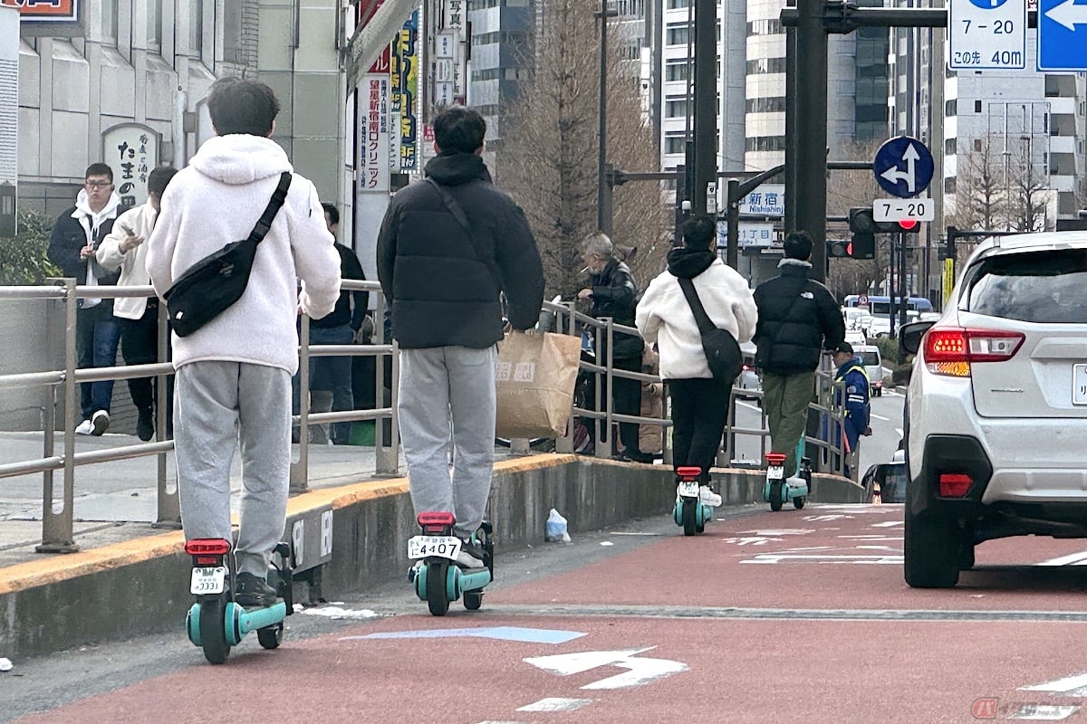 基本的な交通ルールとして、特定小型原付は原則として車道を通行する必要がある