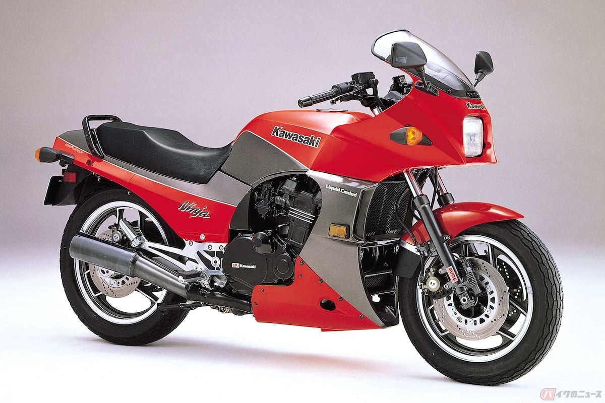 US(北米)仕様には、「Ninja」のロゴがサイドカバーに入っている