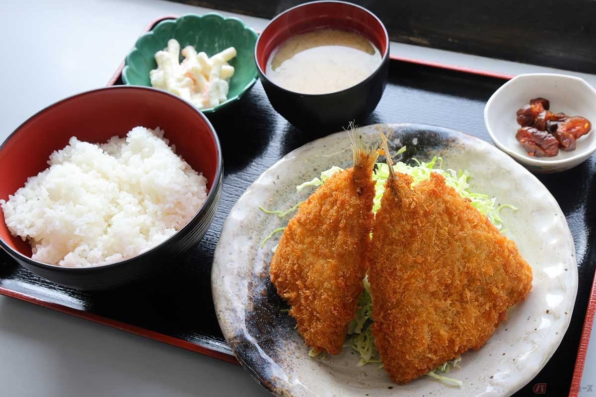 「レストハウス逗葉」の「アジフライ定食」は、大きめのアジフライが2尾、そそり立つように盛り付けられている