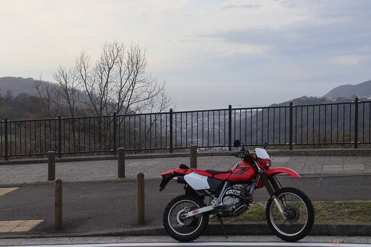 逗葉新道から南郷トンネルを抜けて「湘南国際村つつじが丘展望台」で一服。天気が良ければ相模湾や富士山が綺麗に見える