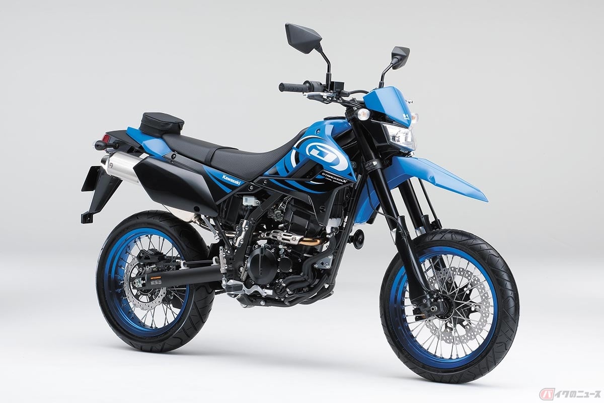 カワサキ・DトラッカーX。国内のモタード人気を牽引しましたが、名称には何故か「トラッカー」が使われていました