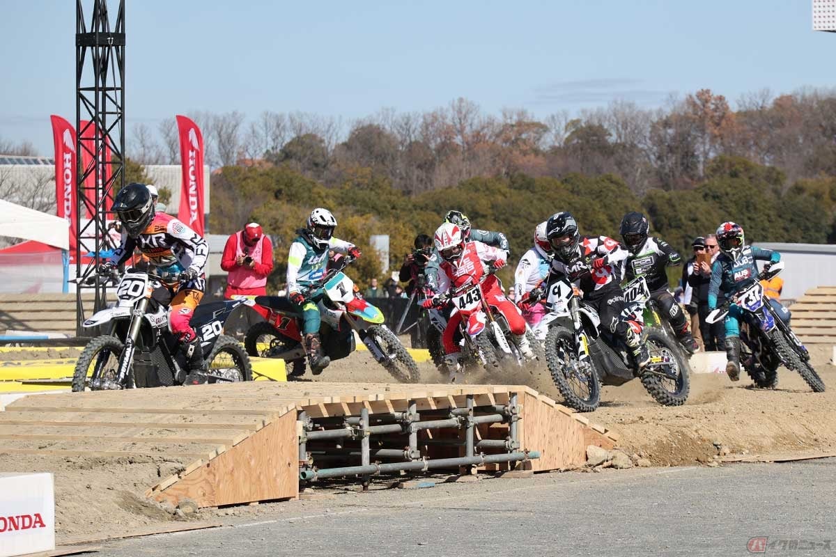 エキゾーストノートが無くとも、トップライダーたちのバトルはとても迫力があり、圧倒される