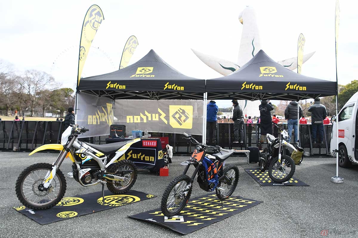 ブース出展エリアも用意された。こちらは電動モトクロッサー『SUR-RON（サーロン）』のブース。3チームがサーロンの「Ultra BEE」を起用していた