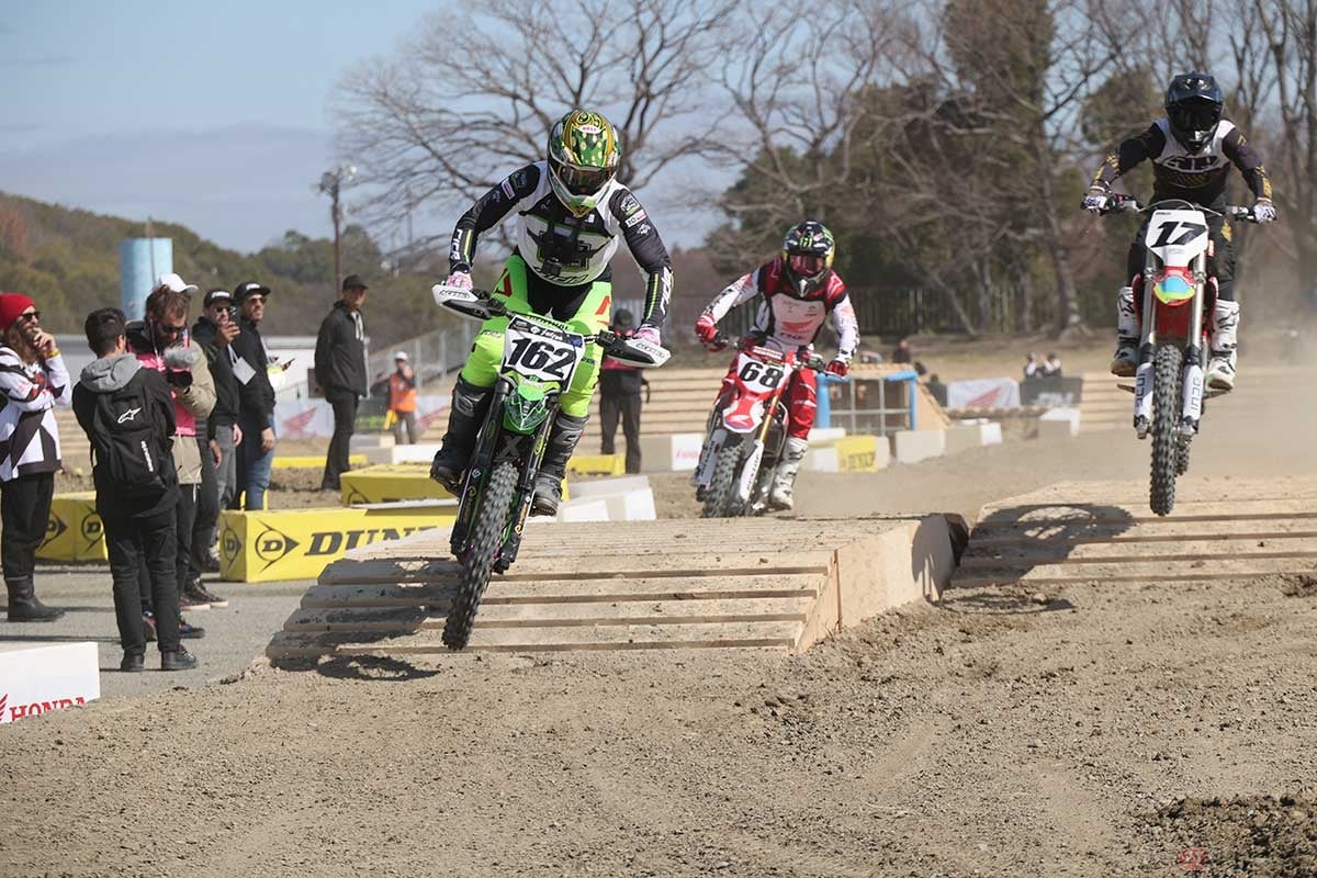 1レースは8分+1周と短く、バッテリー残量に気を遣うことなく全力で特設コースを駆け抜ける