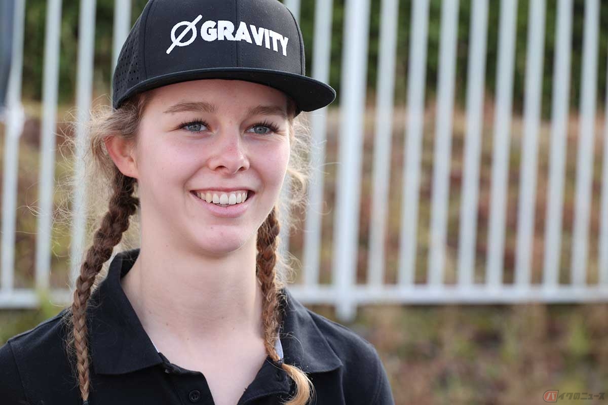 激しいバトルを見せていたGRAVITY(グラビティ)の女性ライダー、ターニャ・シュロッサー選手。「E-Xplorer」は参戦1年目!