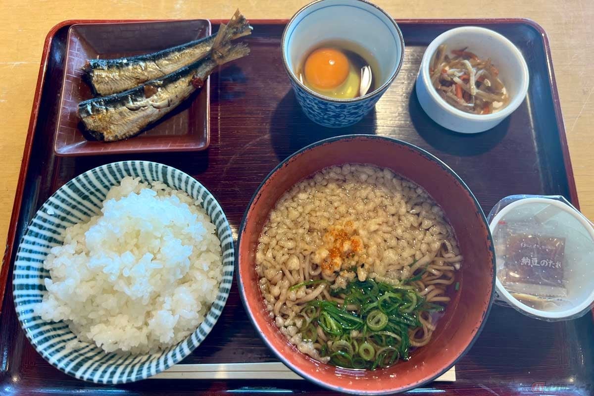 館山道「市原SA」(上り)の朝定食(650円・大盛りは750円)は、見た目からしてかなり贅沢な内容。朝からテンションが上がる