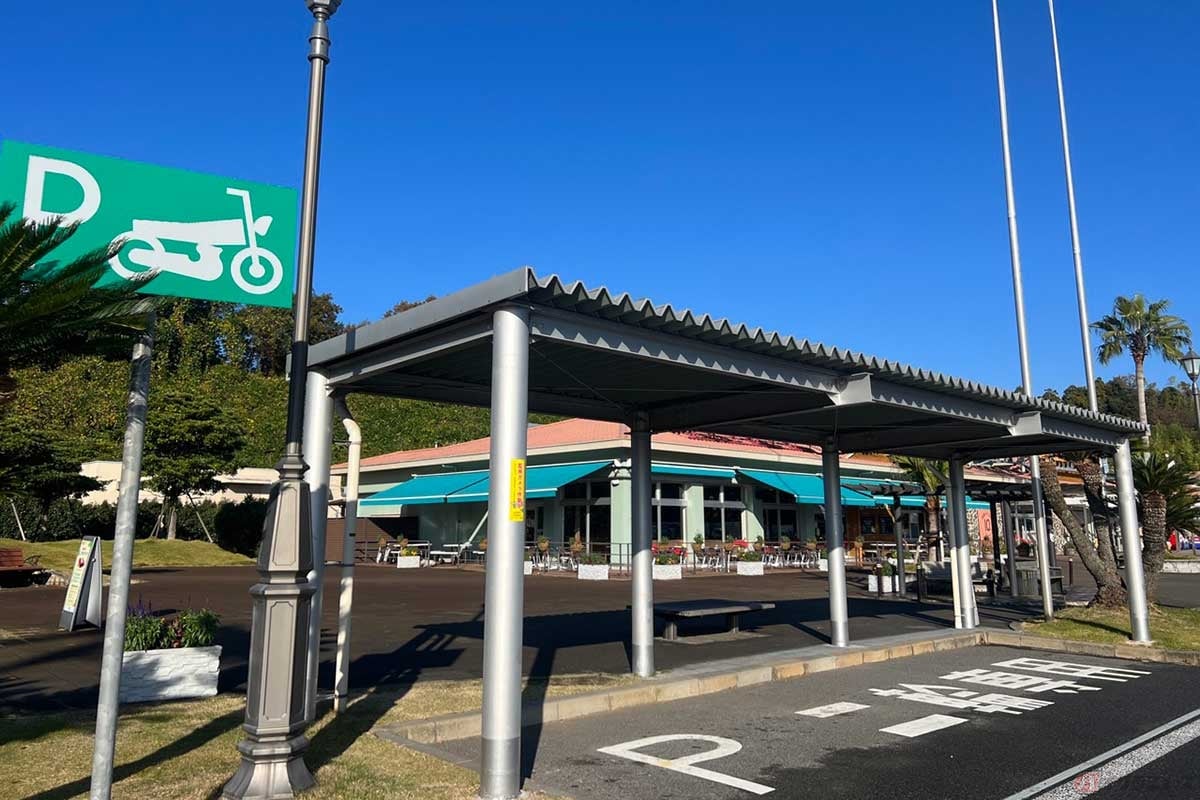 「市原SA」(上り)は施設全体がビーチリゾート風の演出。屋根付きで2輪専用の駐輪スペースも備わっている