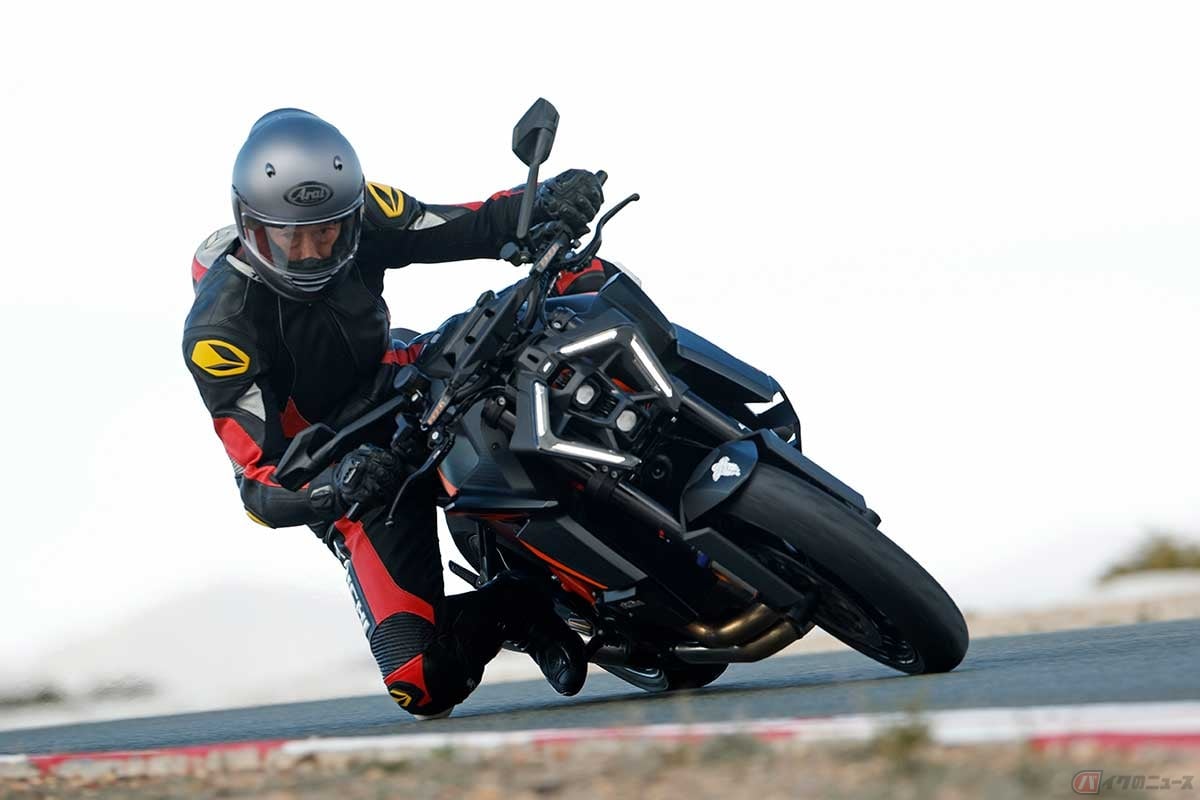 KTM「1390 SUPER DUKE R EVO」(2024年型)に試乗する筆者(松井勉)