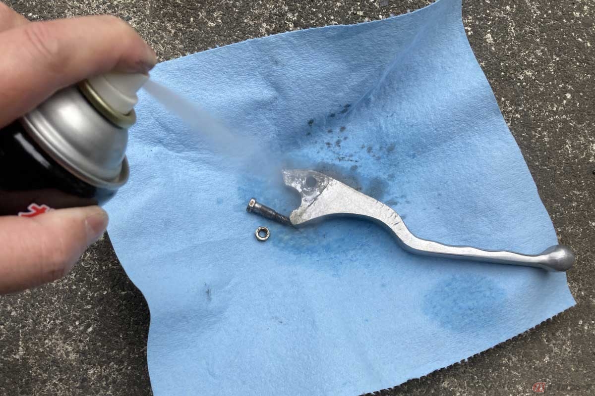 分解したボルトやナット、レバーなどの金属パーツなら直接吹きかけて問題ない