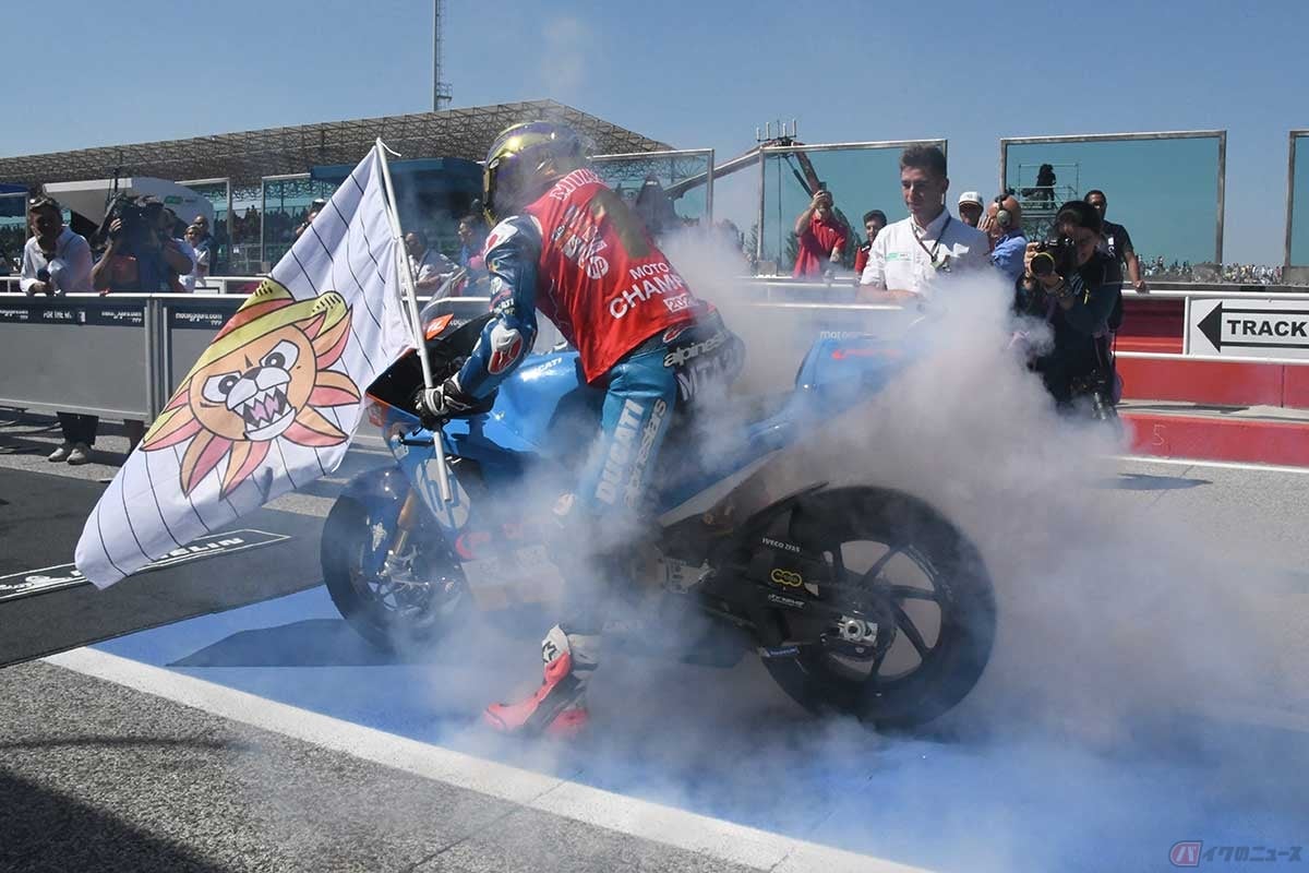 カサデイ選手がチャンピオンを獲得したときに持ったフラッグには、「あの漫画」をオマージュしたキャラが……