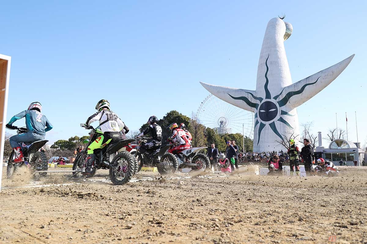 大阪の「万博記念公園」を会場に、「お祭り広場」に設けられた特設コースでレースが行なわれた。E-Xplorer目当てではなく、公園を訪れた人たちも、足を止めて柵の外から観戦していた。音楽も流れていたので、楽しいイベントのような感覚だったのかもしれない