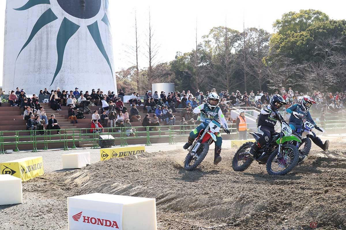 選手たちによる僅差のバトルと、そんな熱い戦いを見守る観客。レースが始まると雰囲気ががらりと変わり、レース特有のぴりぴりしたものに。それはエキゾーストノートが無くても変わらない