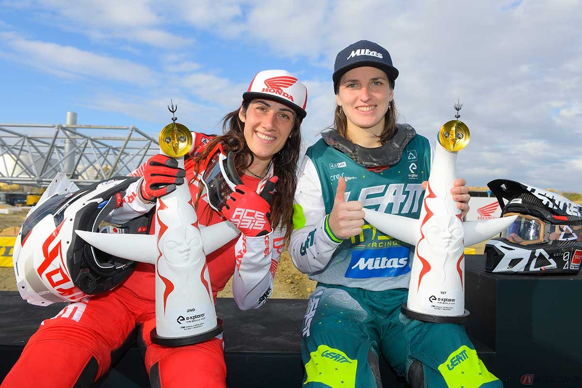 女性ライダー総合2位のフランチェスカ・ノチェラ選手（Team HRC／左）と、優勝を獲得したサンドラ・ゴメス選手（INDE Racing／右）。その差は1ポイントと接戦だった。トップ3のライダーたちと優勝チームには「太陽の塔」のトロフィーが贈呈された