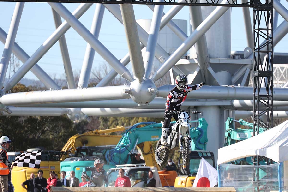 もちろん、レースではライダーたちは本気。観衆を引き込むほど激しくて引き込まれるバトルを演じる