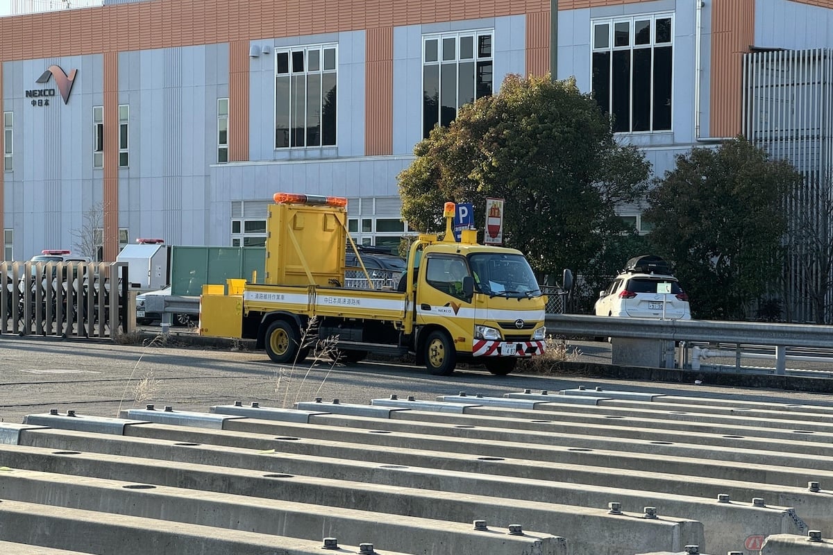 高速道路の建設に使われた借入金の元金返済や利息の支払い、道路の維持管理費などに関わる費用に使われている