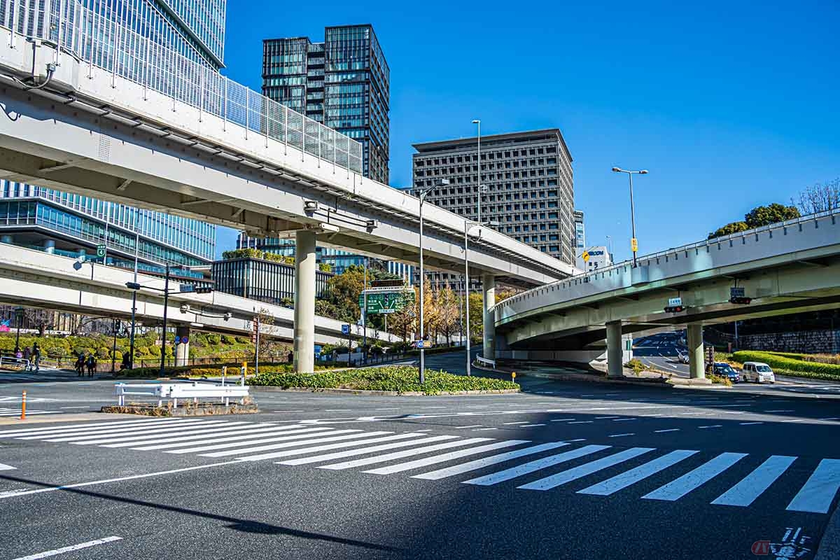 立体的でも交差している道路は交差点に分類される