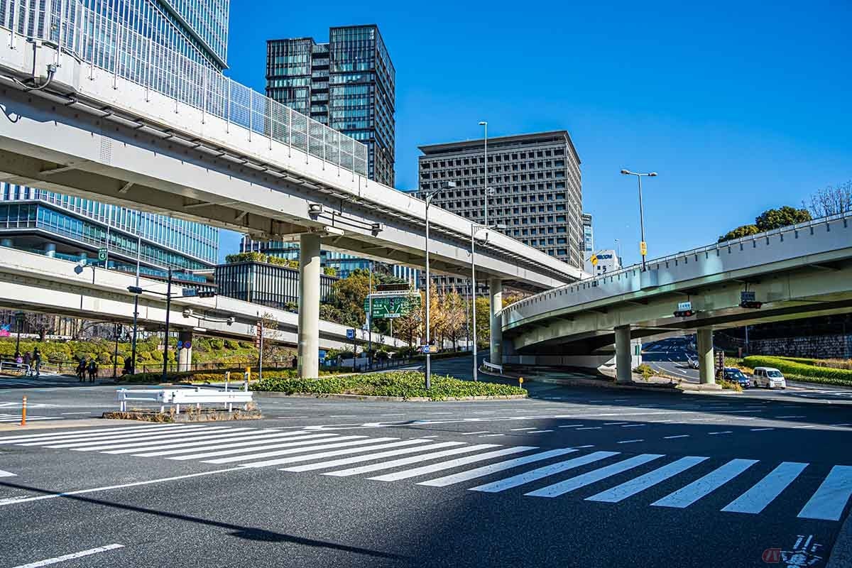 立体的でも交差している道路は交差点に分類される