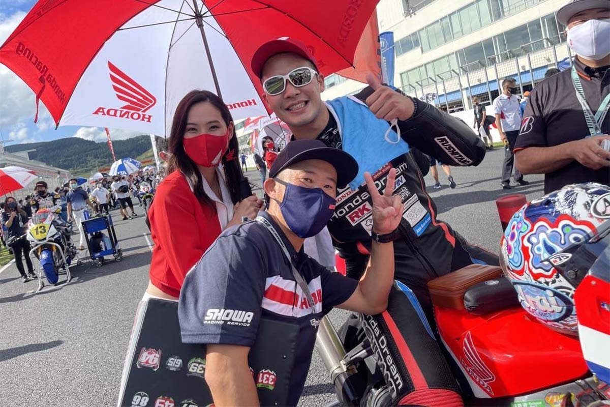 レースの時はこのようにグリット時にもサスペンション担当のスタッフさんが付き添ってくれる。レース前最後にグリッド上でセッティングを替えることもあったりする