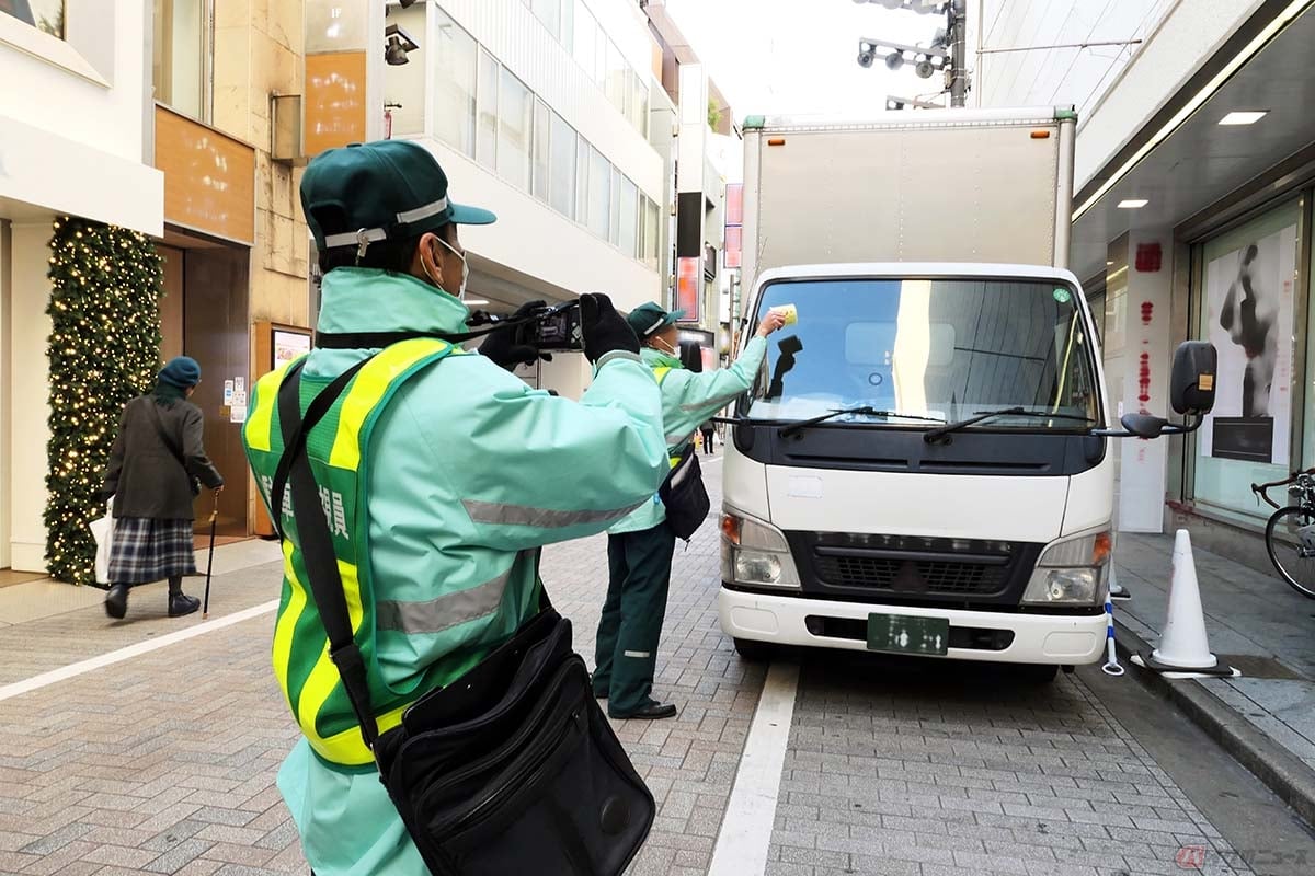 駐車違反車両が取り締まりを受ける様子