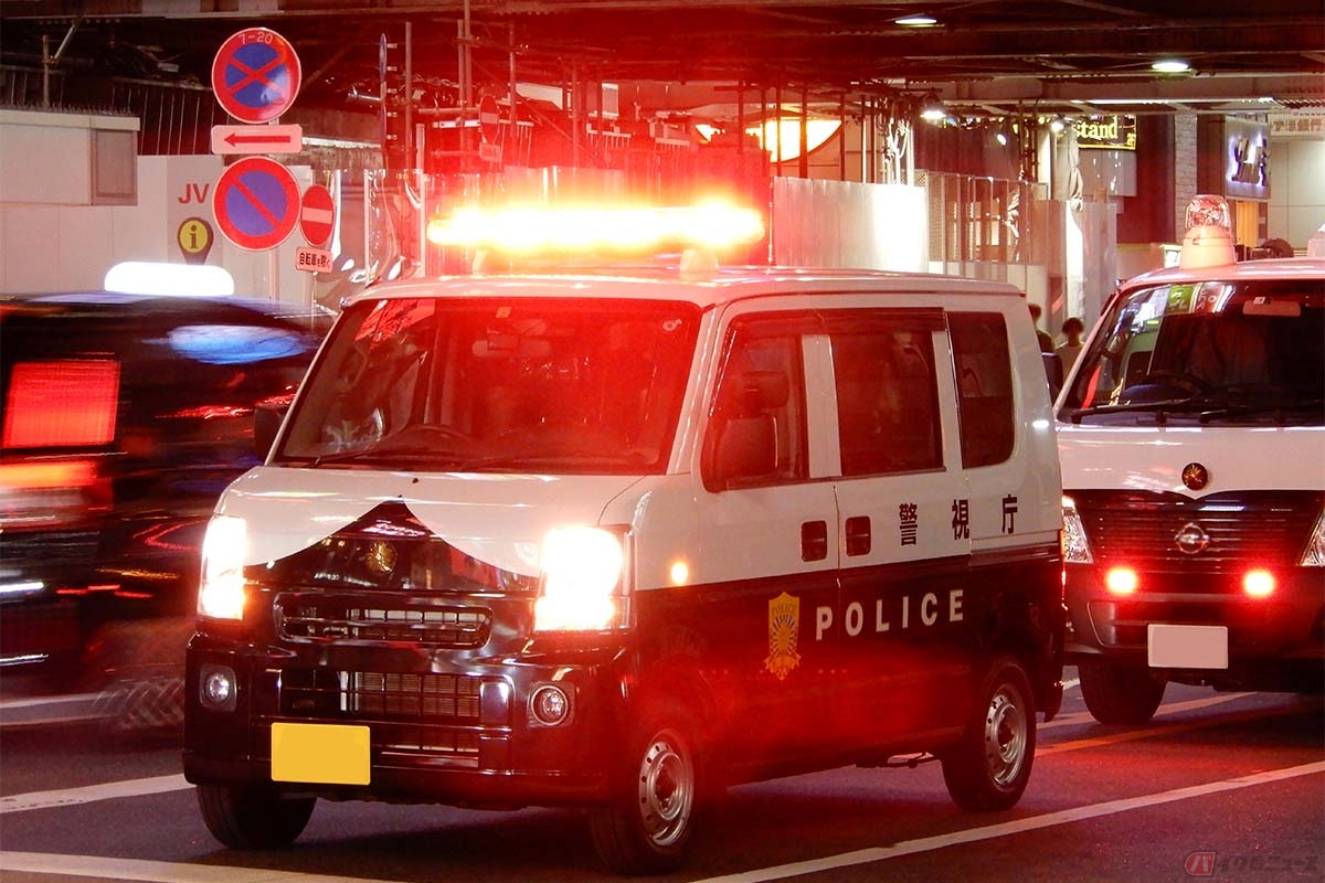 交差点またはその付近で緊急車両が近づいてきたら、交差点を避けて道路の左側に寄り、一時停止をする必要がる