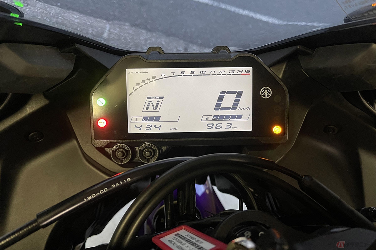 クリステル・チアリさんが試乗したヤマハ「YZF-R25」のディスプレイ