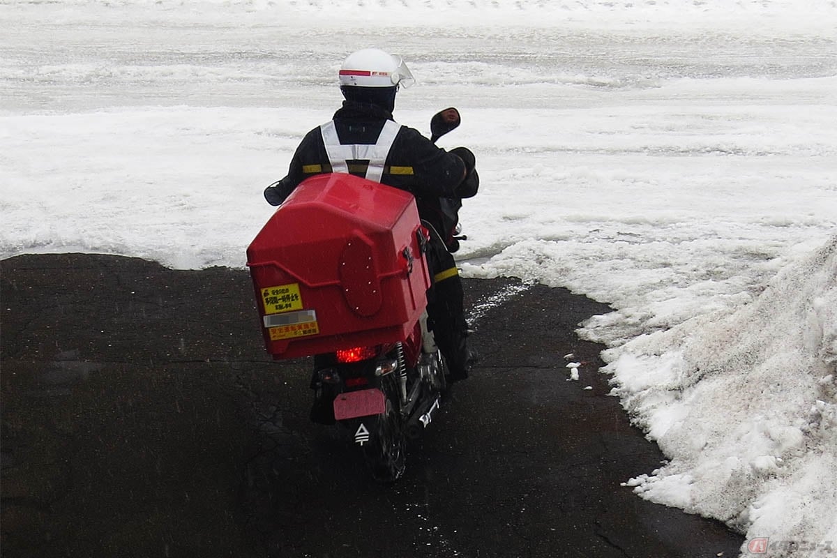 雪道で転ばないためのテクニックだけでなく、実際に転倒したときの対処の仕方や、バイクの起こし方なども、雪道を走る配達員は心得ている
