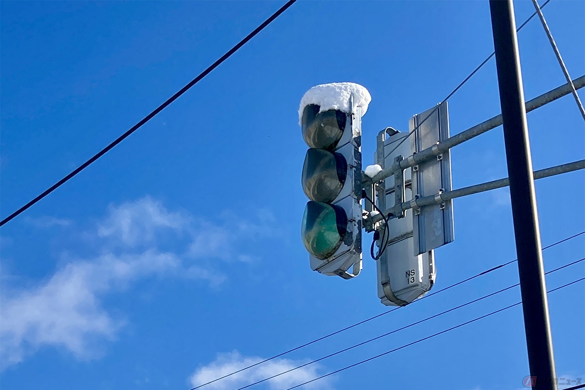 北海道の信号機のほとんどには、LEDライトではなく白熱電球が採用されている