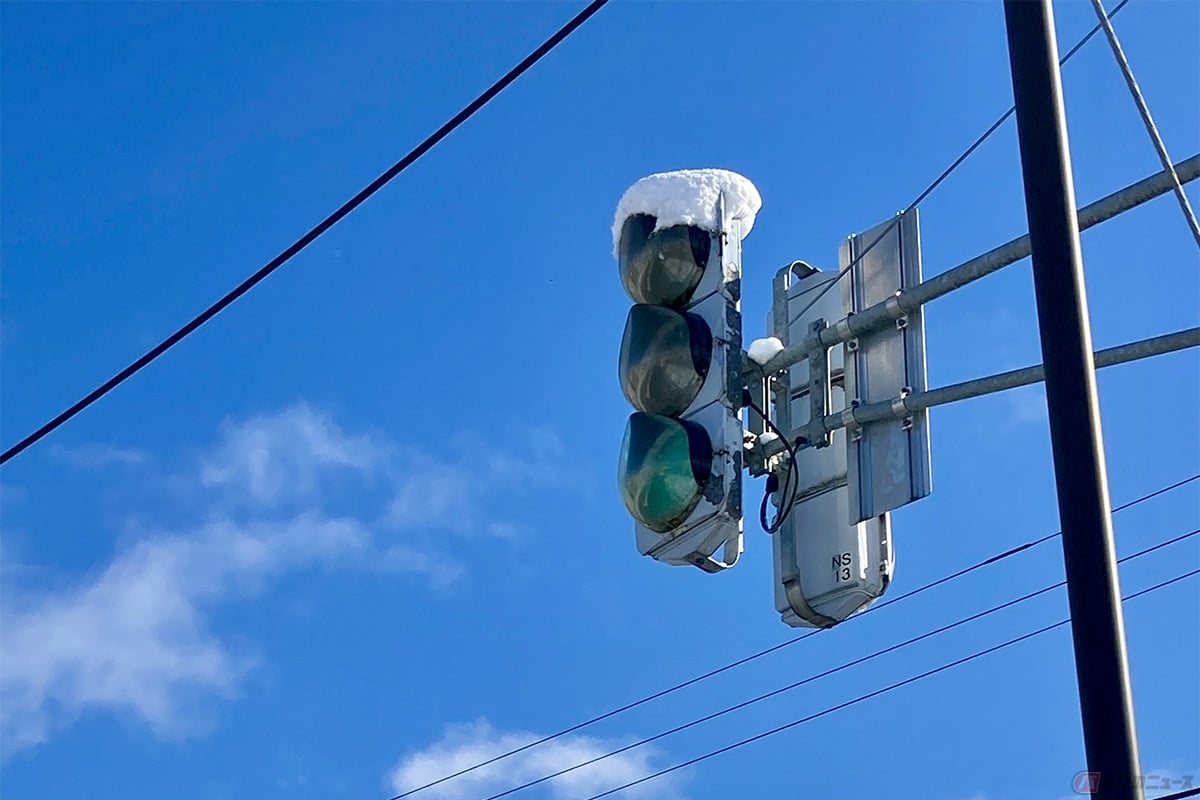 北海道の信号機のほとんどには、LEDライトではなく白熱電球が採用されている