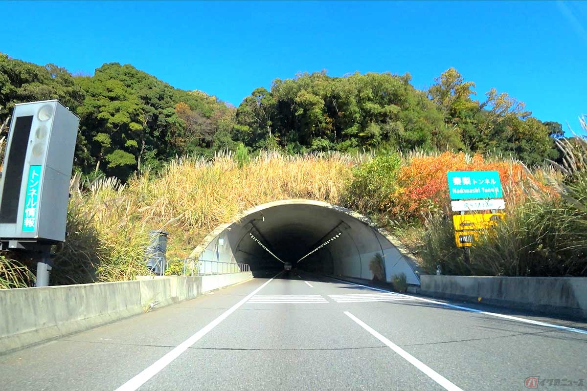 高速道路のトンネルには「アクセント照明」以外にも多くの事故を防止する為の工夫が施されている