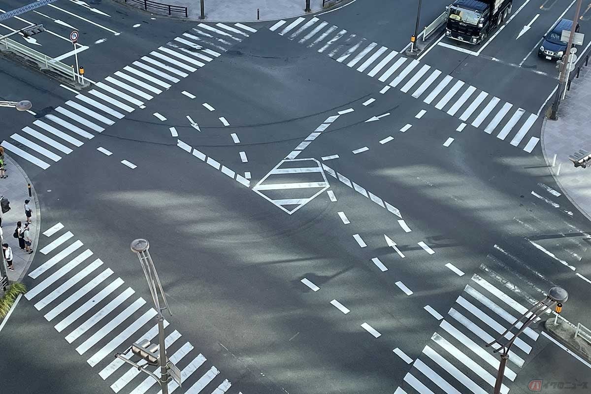 交差点内は中央線が交差点内までつながっていれば優先道路