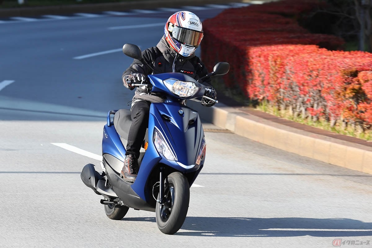 ヤマハ「アクシスZ」の軽快さと快適さを楽しみながら走行する石塚健選手