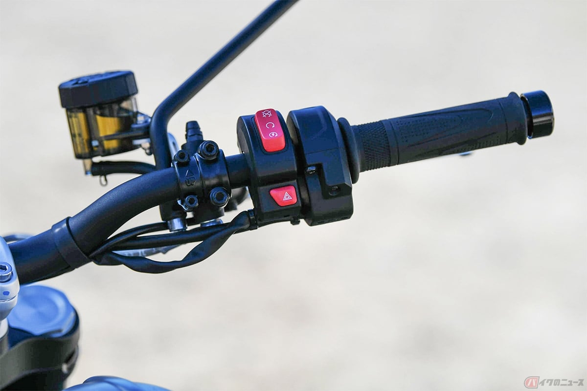 バイクの右ハンドルの横に付いている赤いスイッチは緊急時にエンジンを強制的に停止させるための「キルスイッチ」と呼ばれるもの