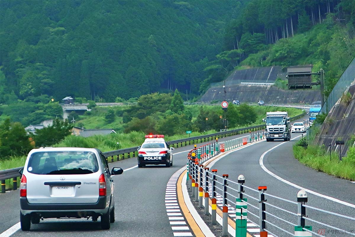 高速道路での対応はクルマがスムーズに流れているようなら、追越し車線を空けるようにする