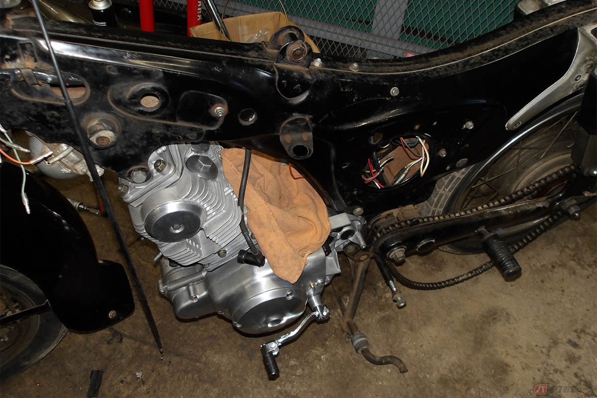 修正したメインハーネスを組み付けたらようやくエンジンの積み込み