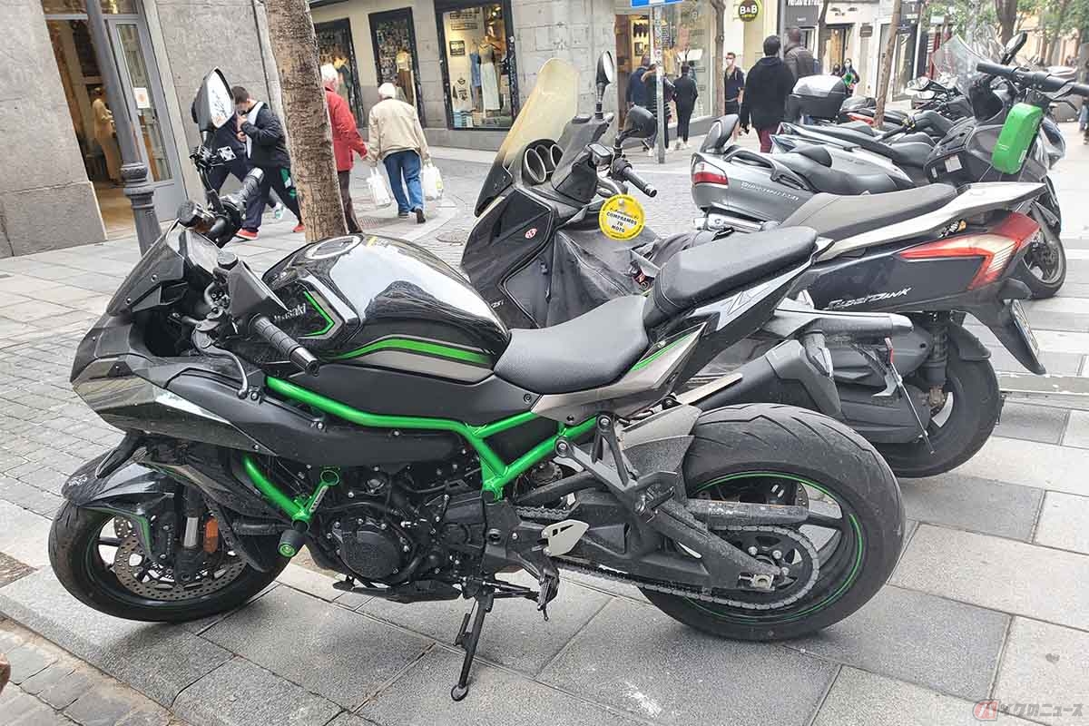 海外でバイクに乗る際は、バイクの運転免許証に加え、国際運転免許証が必要