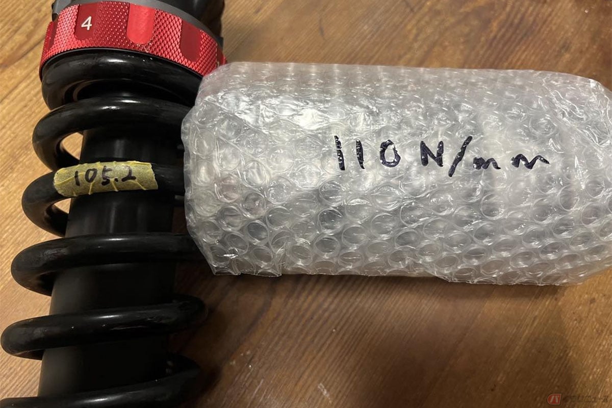 バネレートにはこのように硬さを表記する数値がある。ちなみにバネは使えばヘタるので定期的に機械で実測値を測る必要がある。なのでキリのいい数字が表記されているバネでも実測値とは違う可能性があると言う事