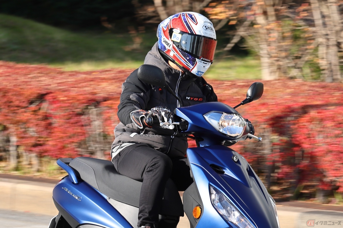 ヤマハ「アクシスZ」とレーシングライダーの石塚健選手