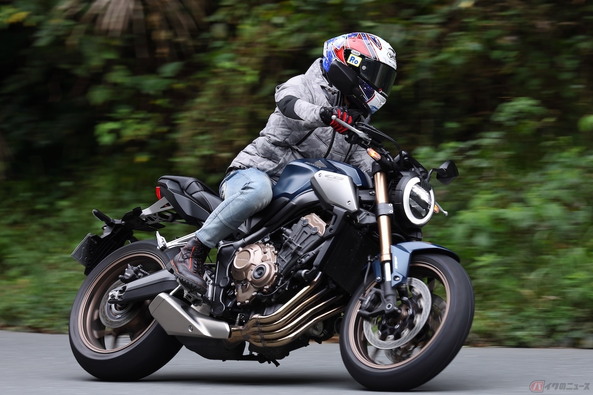 ホンダ「CB650R」の俊敏なレスポンスと扱いやすいエンジンフィーリングを感じながら走行をする石塚健選手