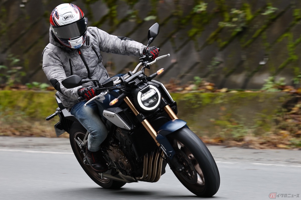 ホンダ「CB650R」の俊敏なレスポンスと扱いやすいエンジンフィーリングを感じながら走行をする石塚健選手