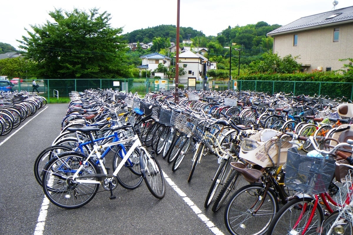 道路交通法だと原付一種は自転車と同じ扱いになるため、駐輪場においても問題はない